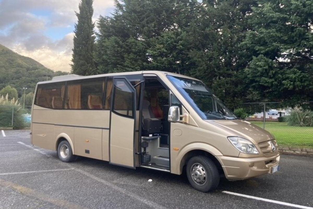 uma pequena van estacionada em um estacionamento