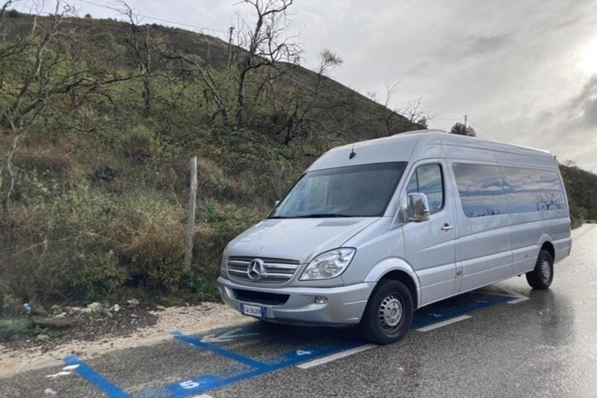 uma van branca estacionada em um estacionamento