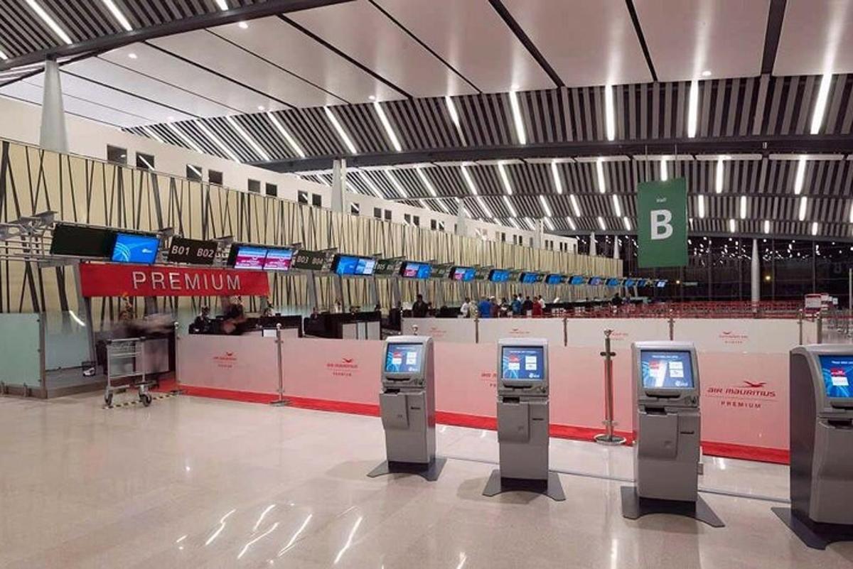 ένα αεροδρόμιο με πολλά μηχανήματα στάθμευσης σε έναν τερματικό σταθμό