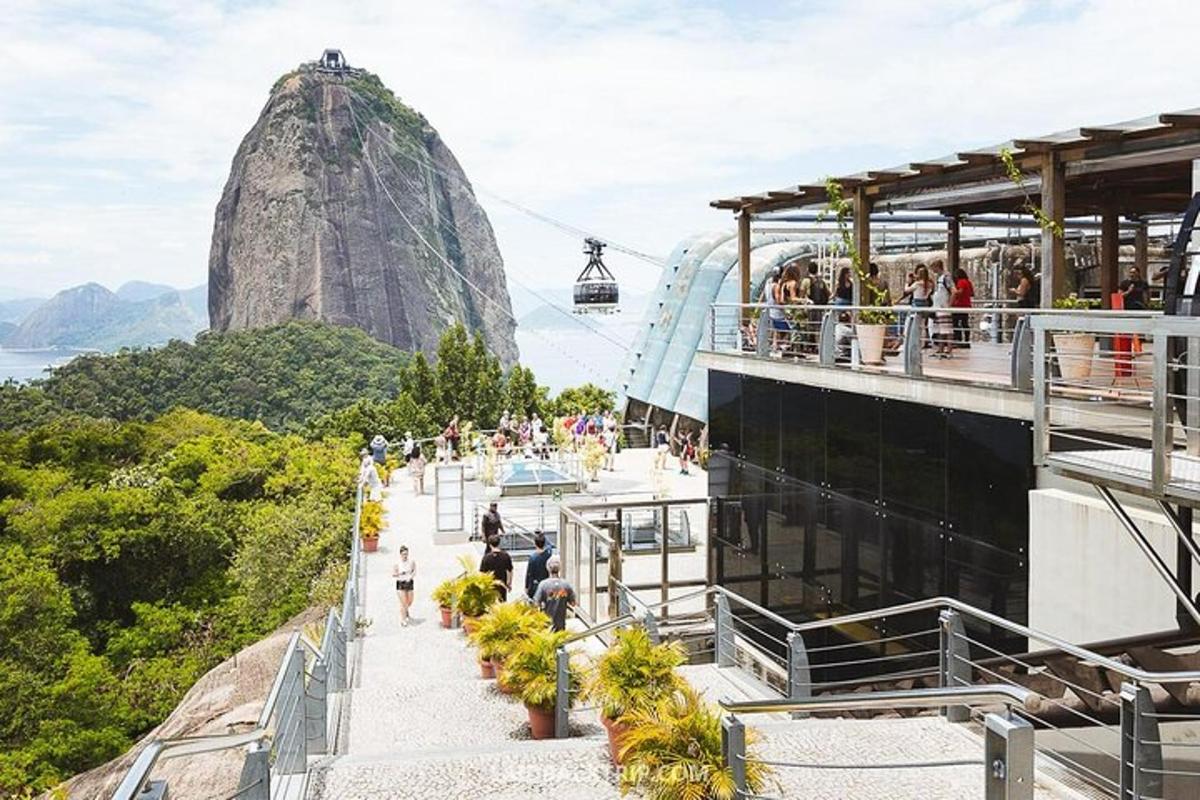 một cái nhìn về núi Sugarloaf và một tàu lượn siêu tốc