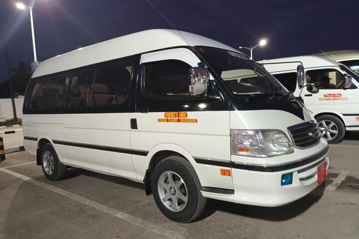 un furgone bianco parcheggiato in un parcheggio di notte