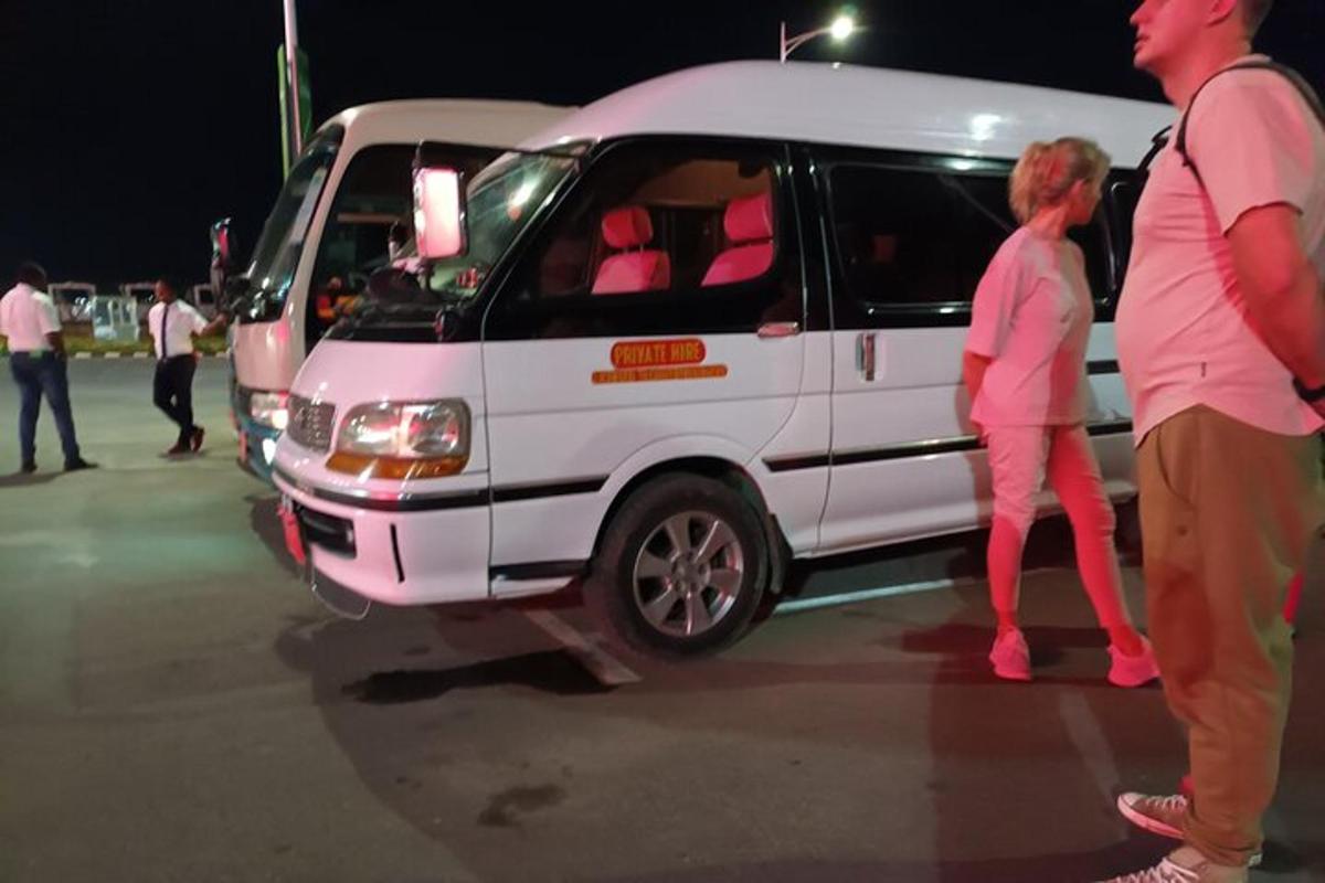 un uomo e una donna in piedi accanto a un furgone bianco
