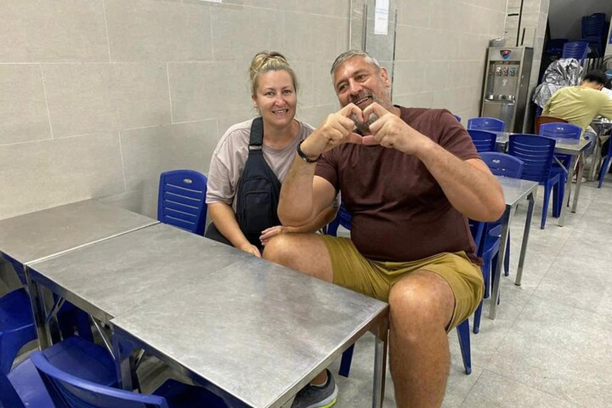 vīrietis un sieviete sēž pie galda