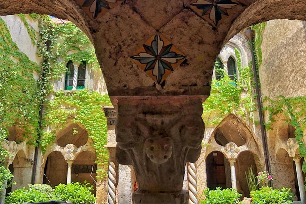 un arco in pietra con un disegno floreale su un edificio