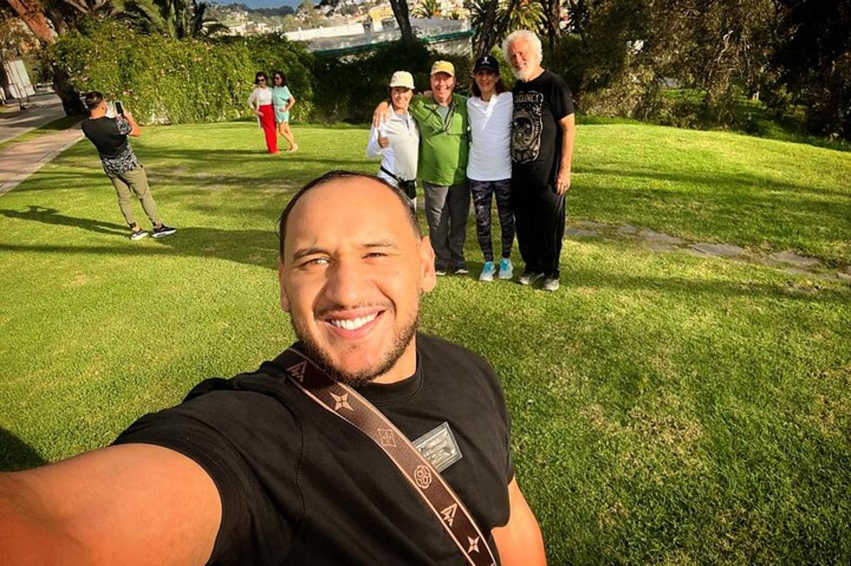 un uomo sdraiato sull'erba in un parco
