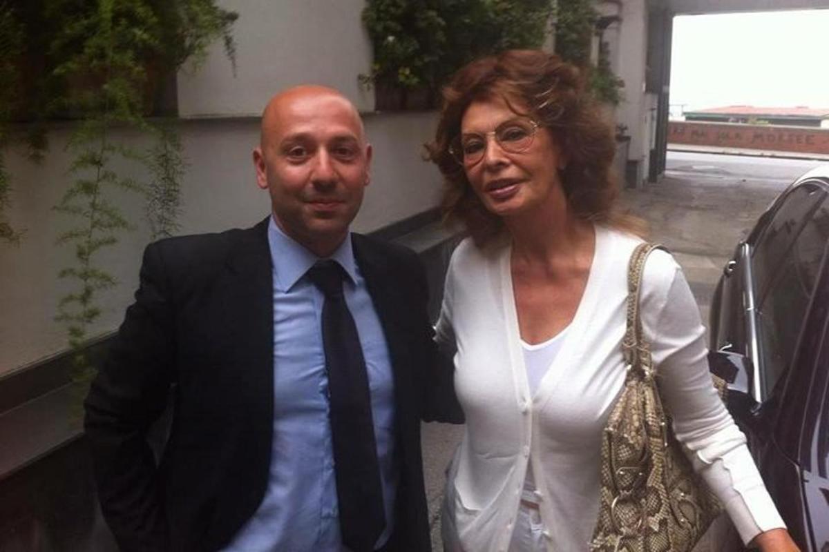 un uomo e una donna in piedi accanto a un'auto