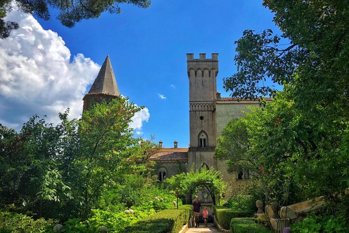 un vecchio edificio con una torre e una chiesa