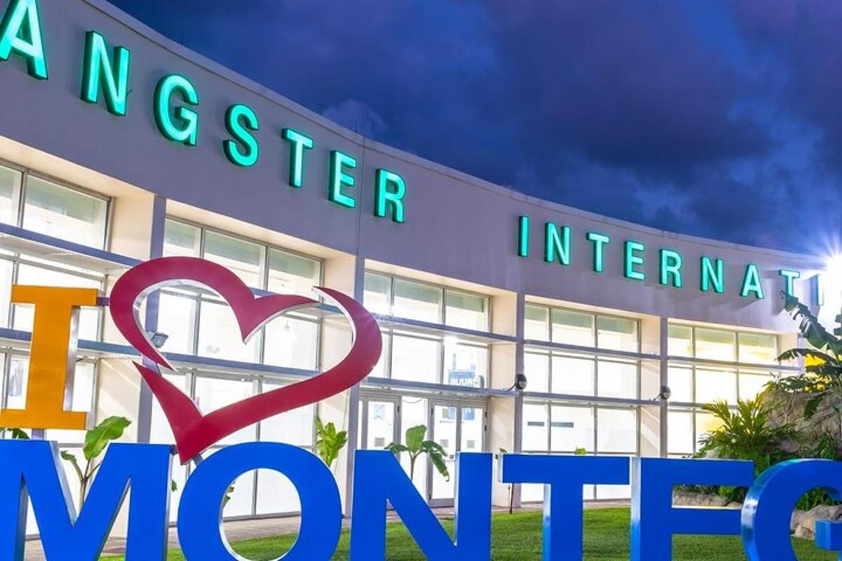 un edificio con un cartello a forma di cuore davanti