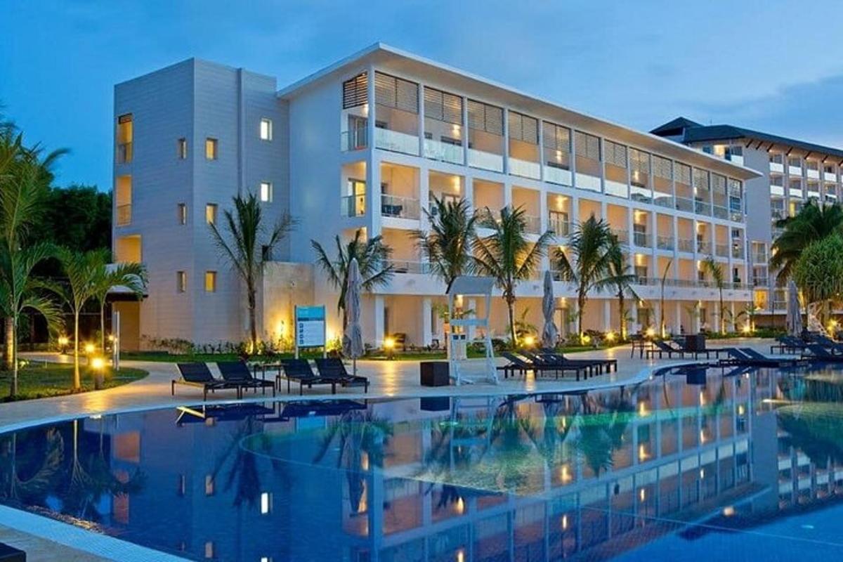un hotel con piscina di fronte a un edificio