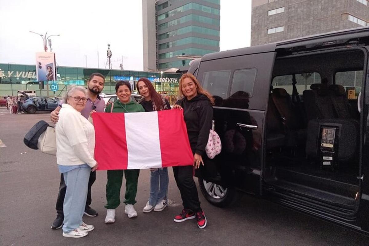 un gruppo di persone in piedi accanto a un furgone che tiene in mano una bandiera