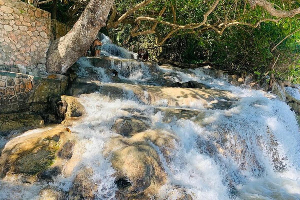 млаз воде који јури преко стена у реци