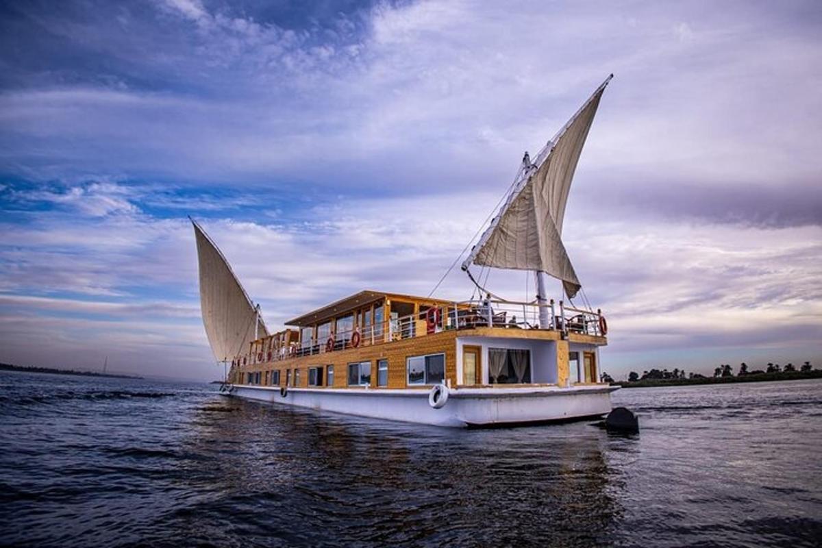 un barco con dos grandes velas en el agua