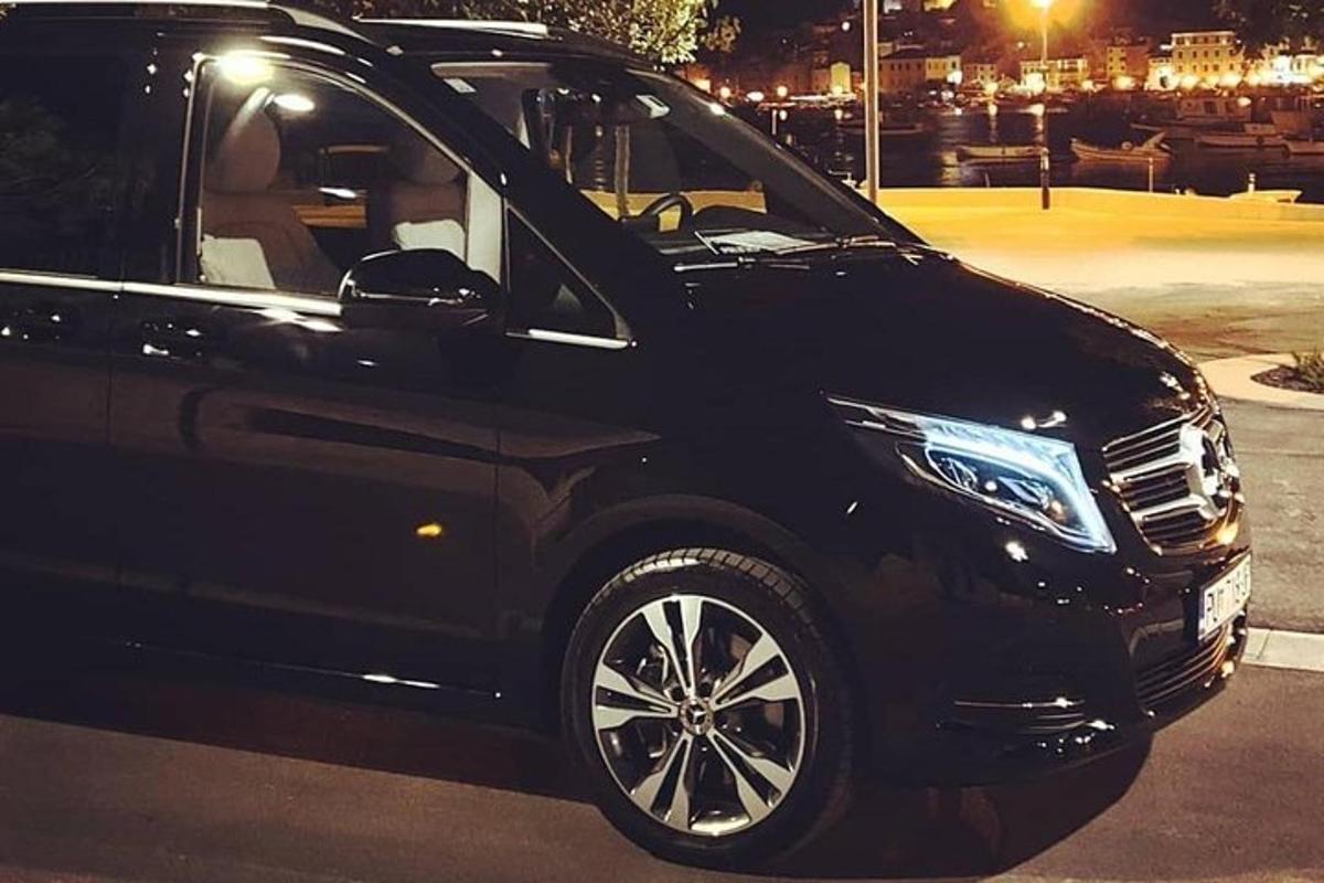 černé auto zaparkované na parkovišti v noci