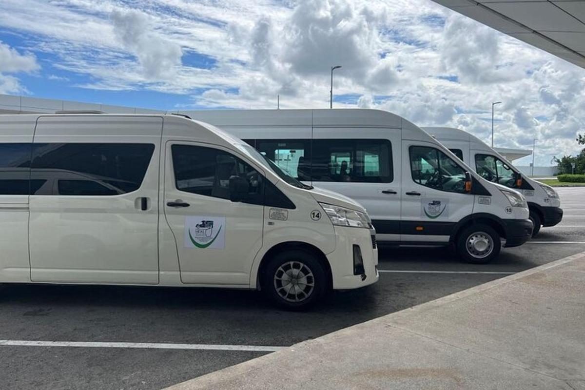 két fehér furgon parkolt egy parkolóban