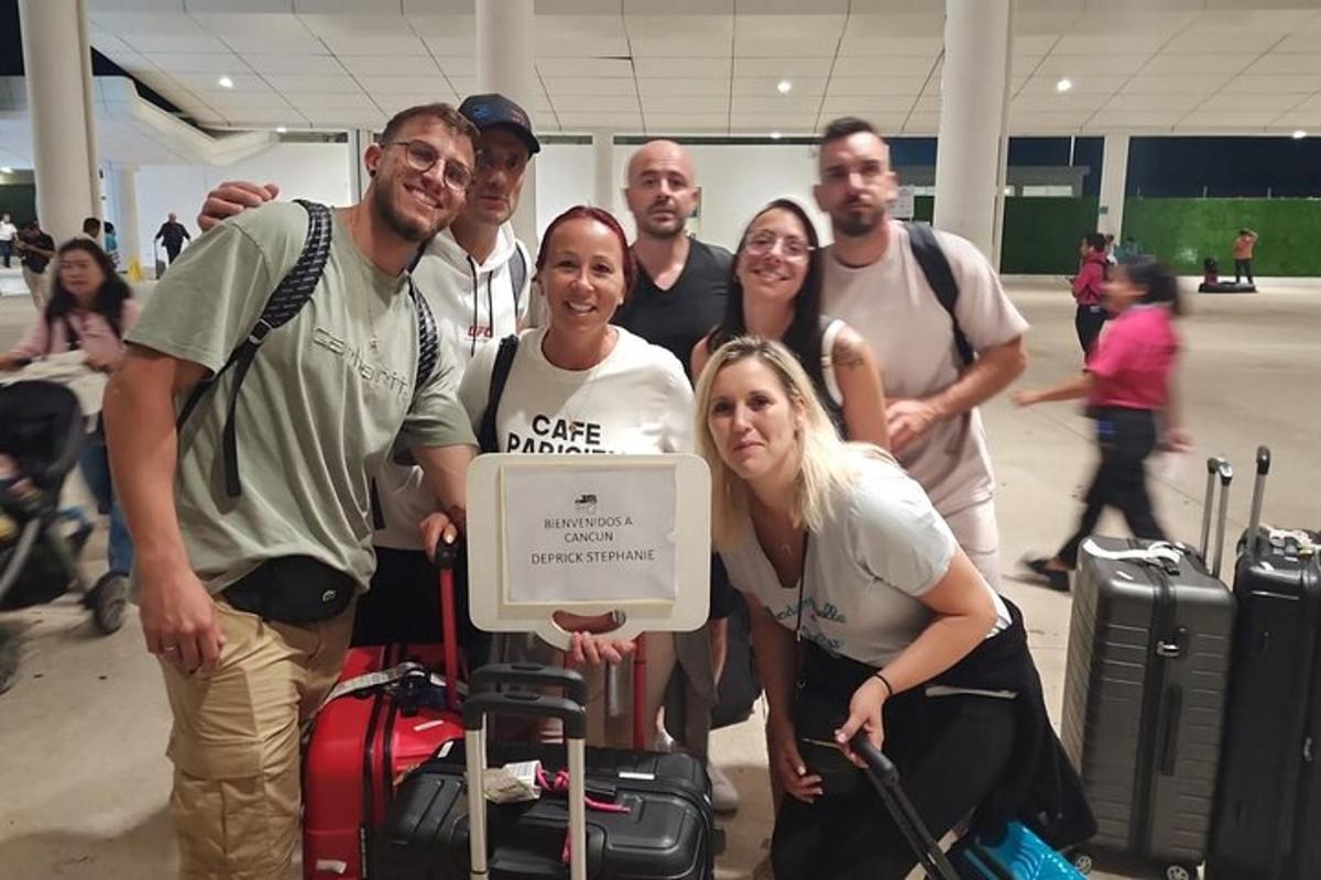 Un grupo de personas posando para una foto con una placa.
