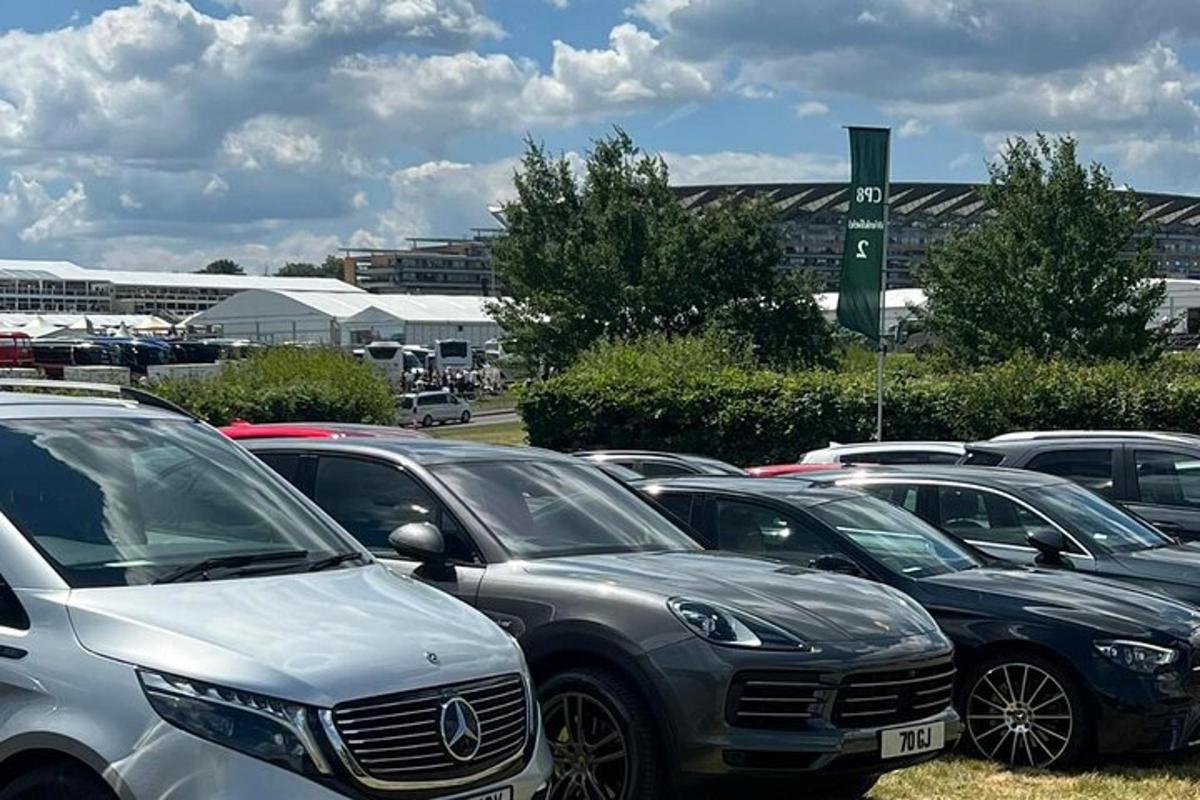 hromada aut zaparkovaných na parkovišti