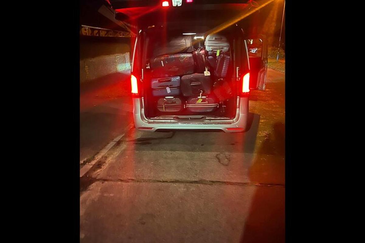 zadní pohled na auto se zapnutými světly