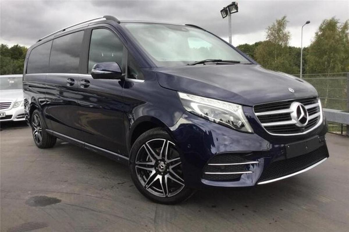 Černá dodávka Mercedes Benz zaparkovaná na parkovišti