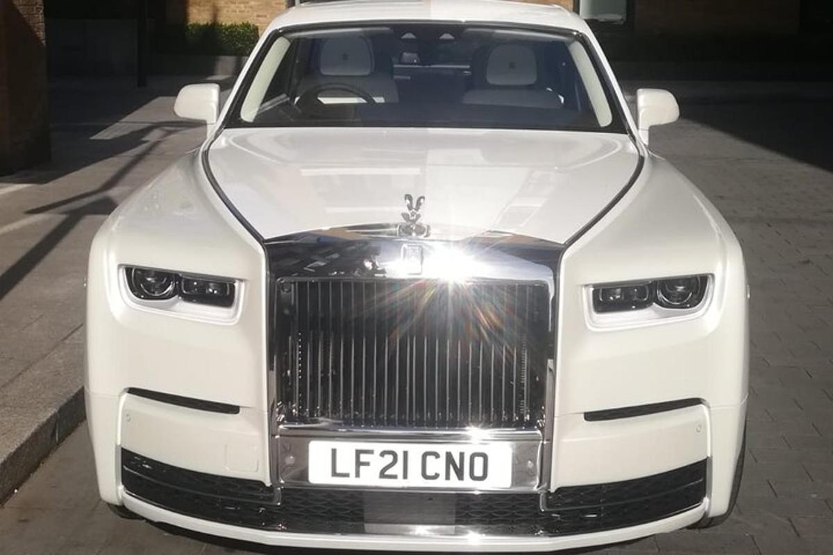 bílé luxusní auto zaparkované na ulici