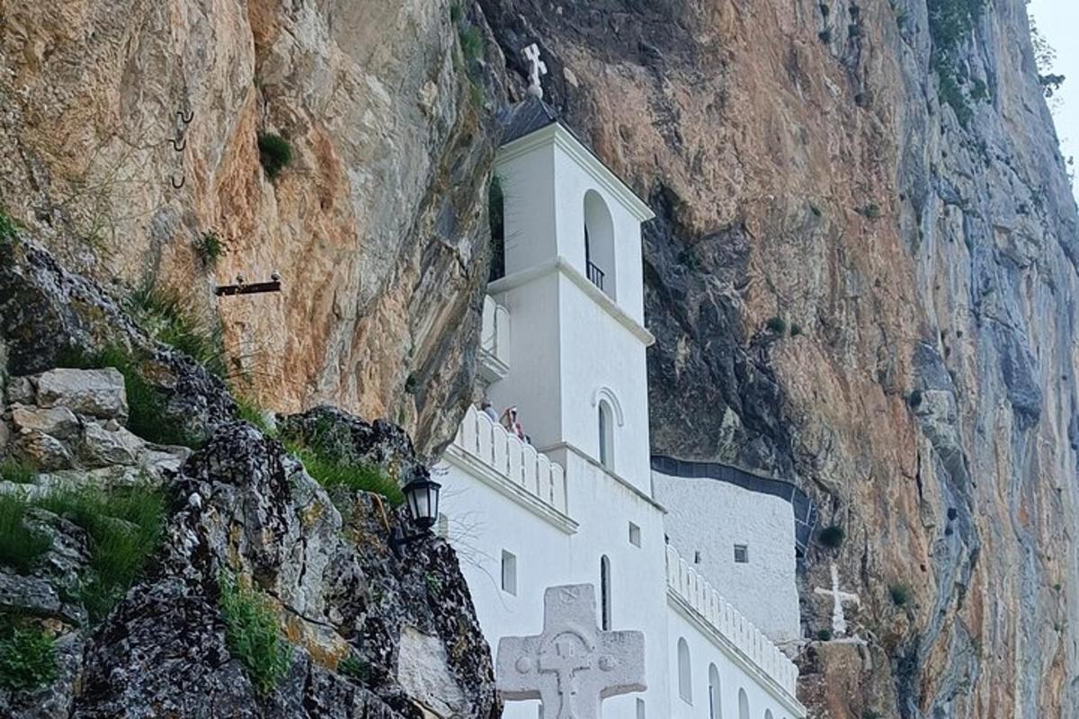 una chiesa costruita sul fianco di una montagna