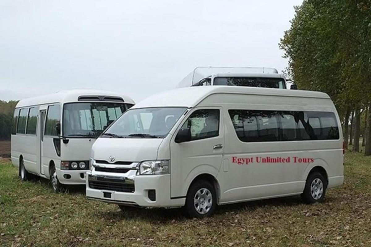 zwei weiße Lieferwagen nebeneinander geparkt