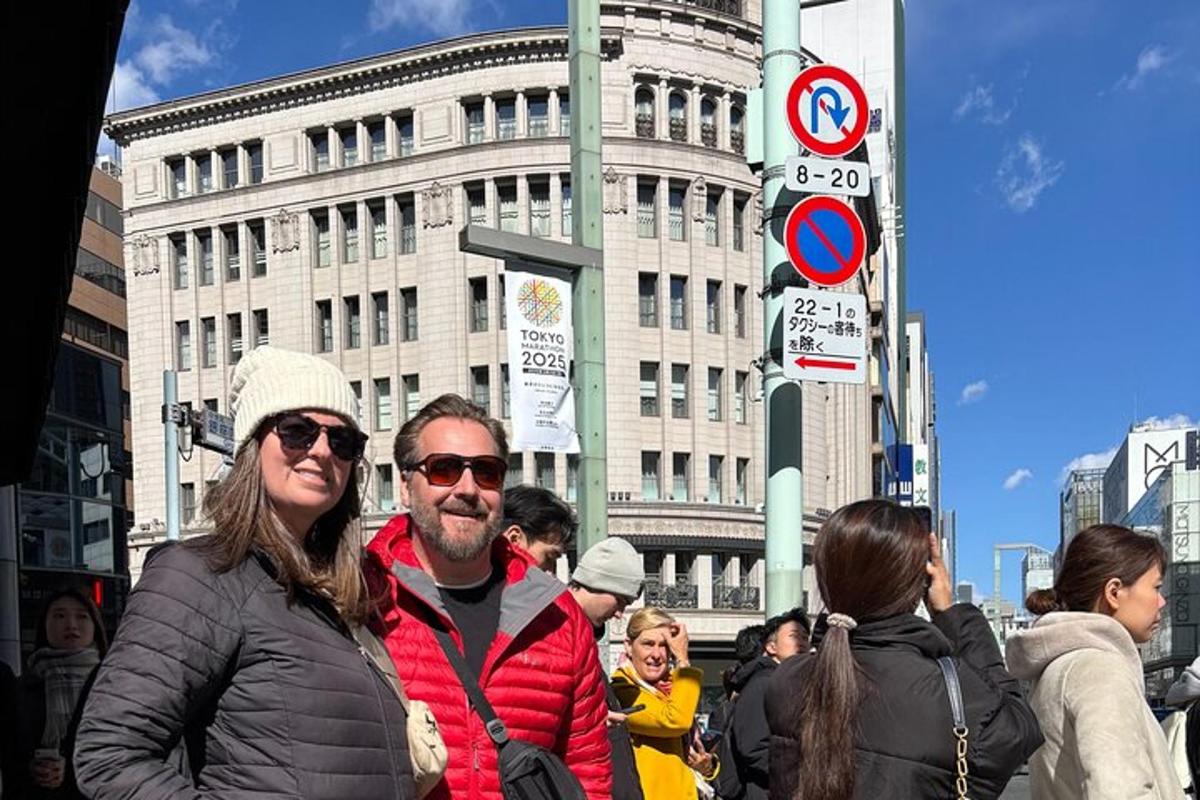 Un hombre y una mujer de pie en una calle de la ciudad.