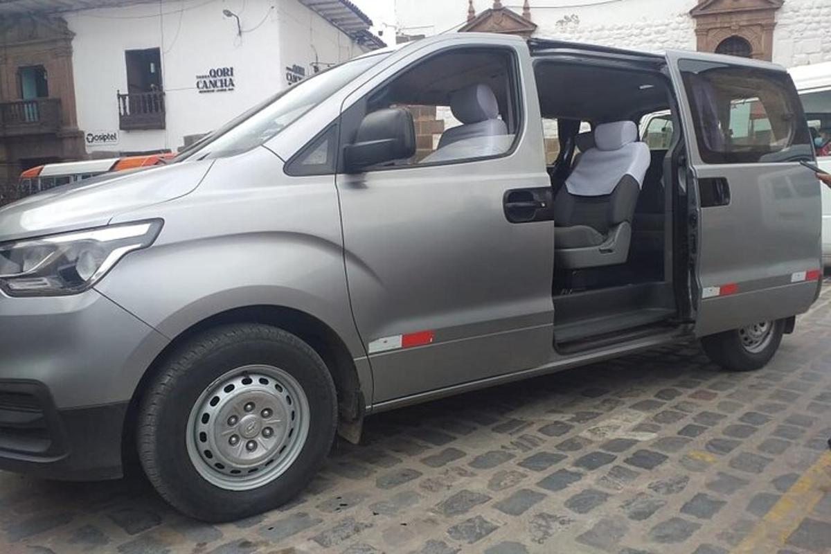 sebuah van perak dengan pintunya terbuka di jalan