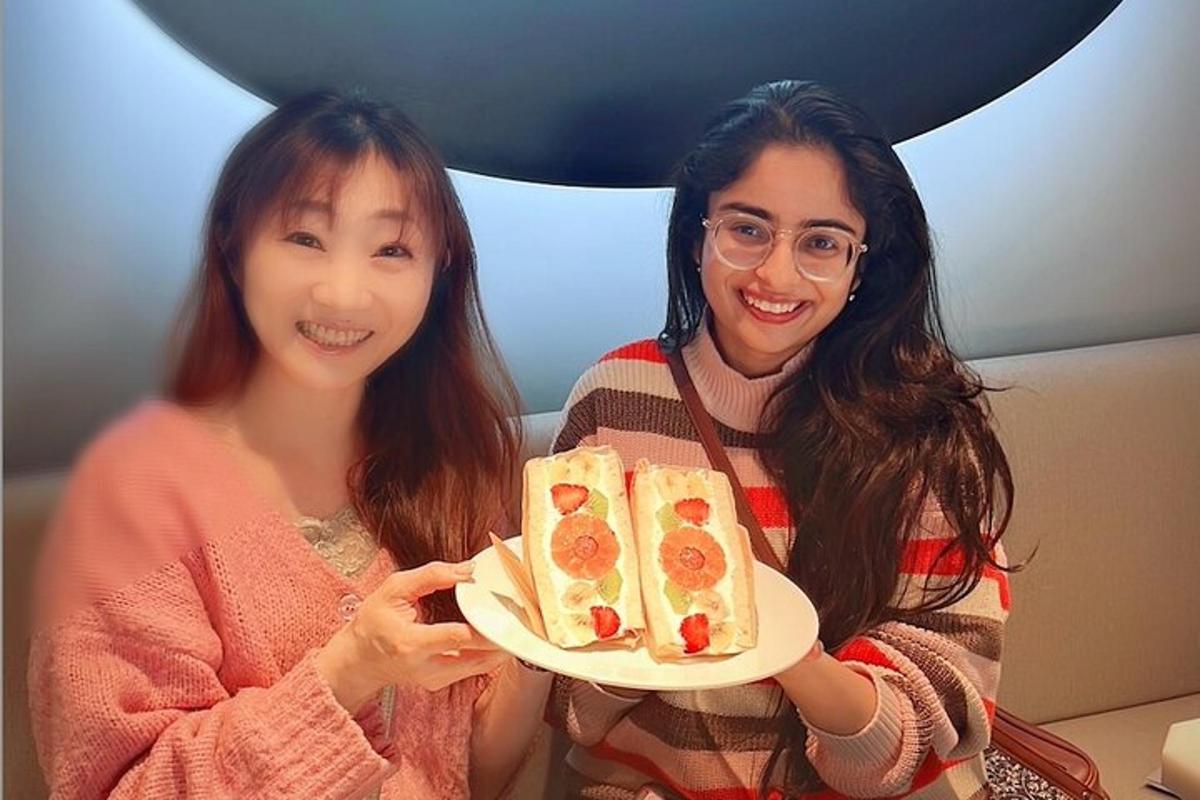 Dos mujeres sosteniendo un plato con comida.