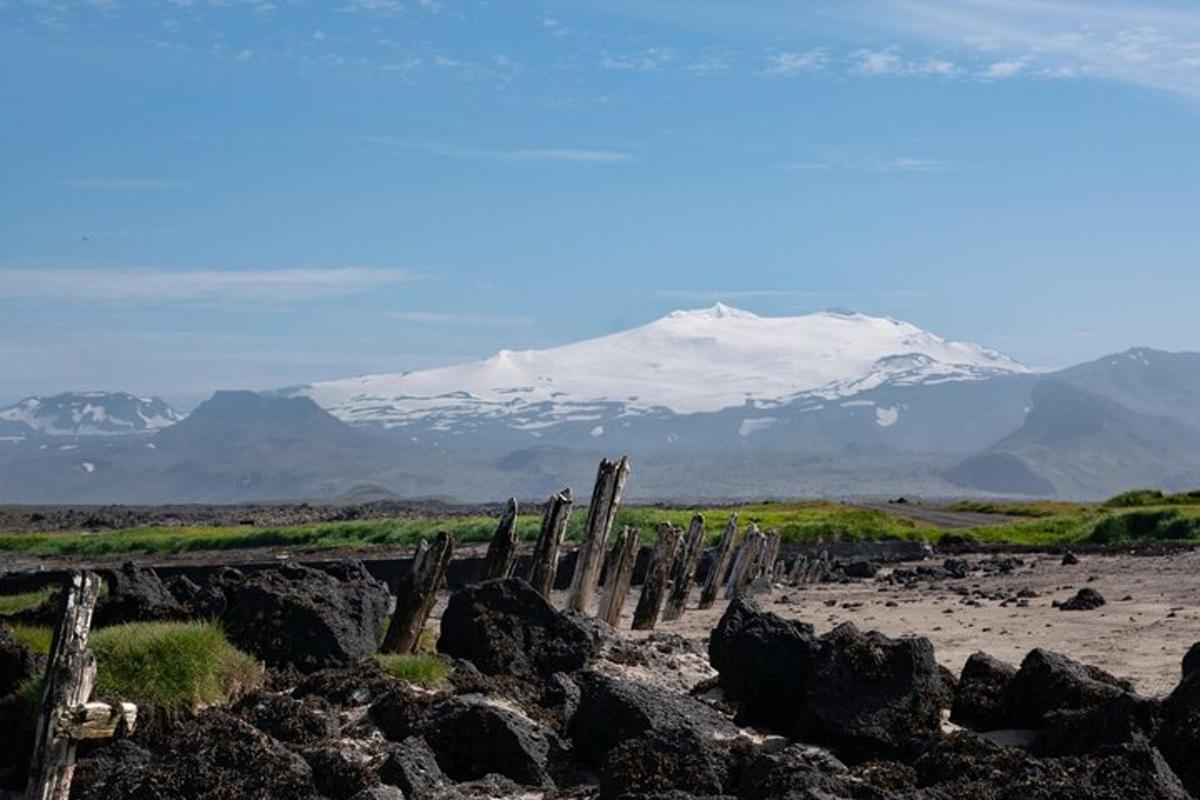 una montagna in lontananza con una recinzione in primo piano