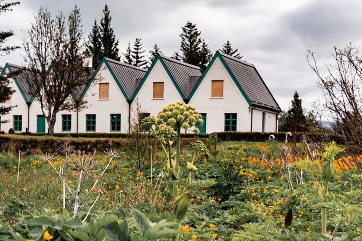 una gran casa blanca amb un jardí al davant
