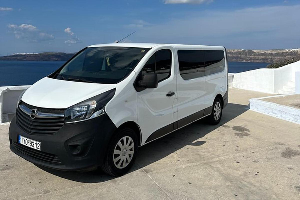 isang puting van ang nakaparada sa gilid ng isang gusali