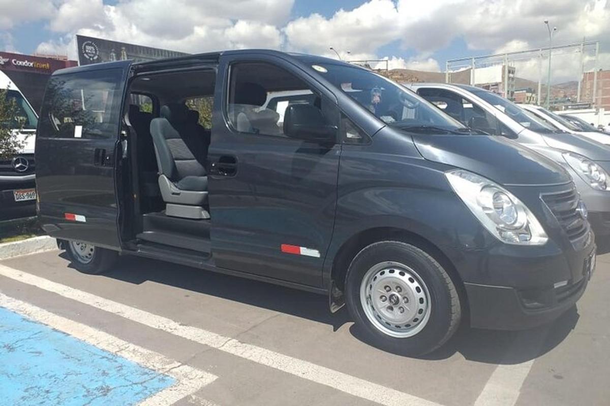 sebuah mobil van hitam diparkir di tempat parkir