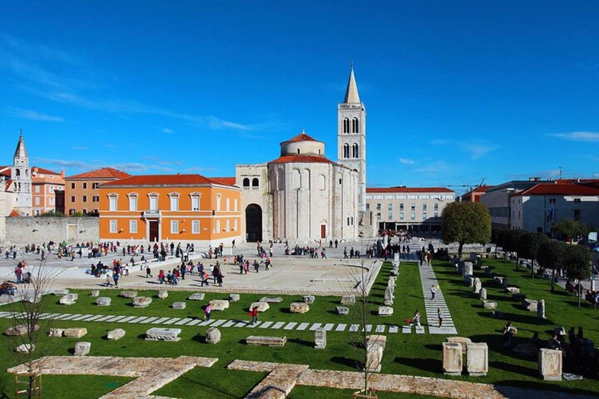 um grupo de pessoas caminhando em frente a uma igreja