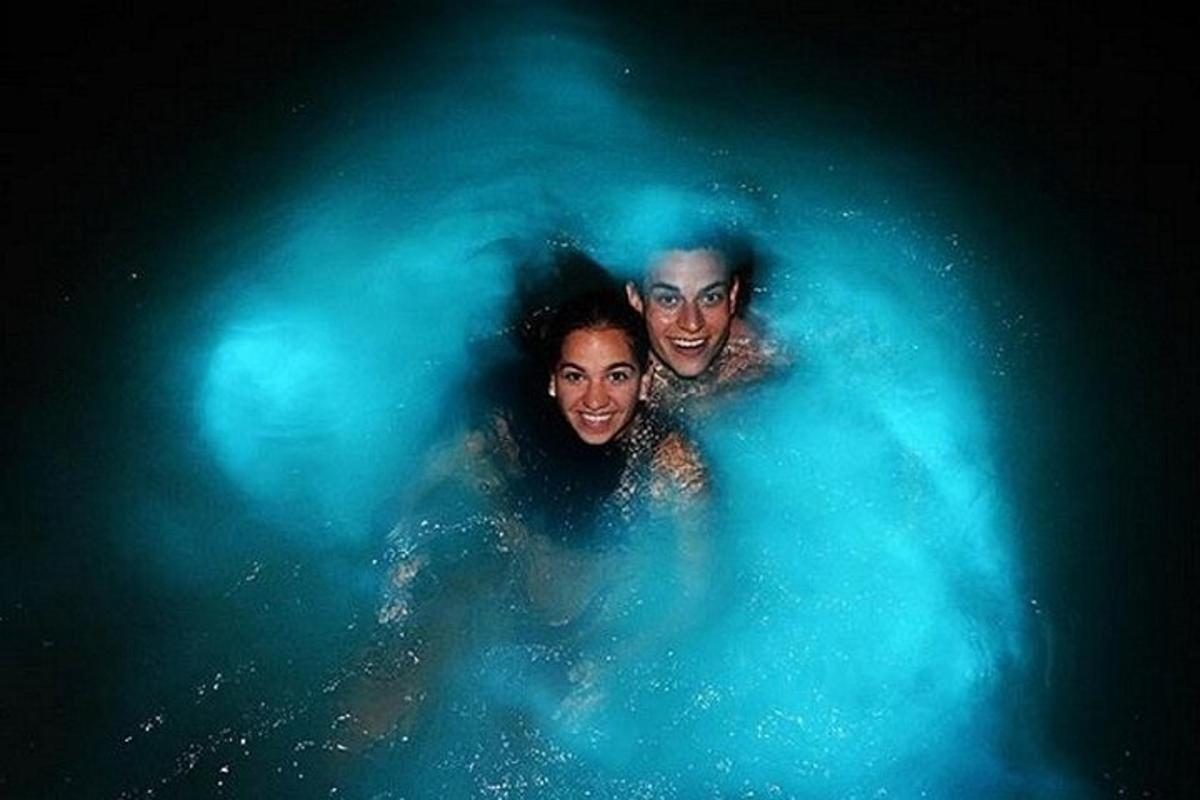 un uomo e una donna sdraiati nell'acqua