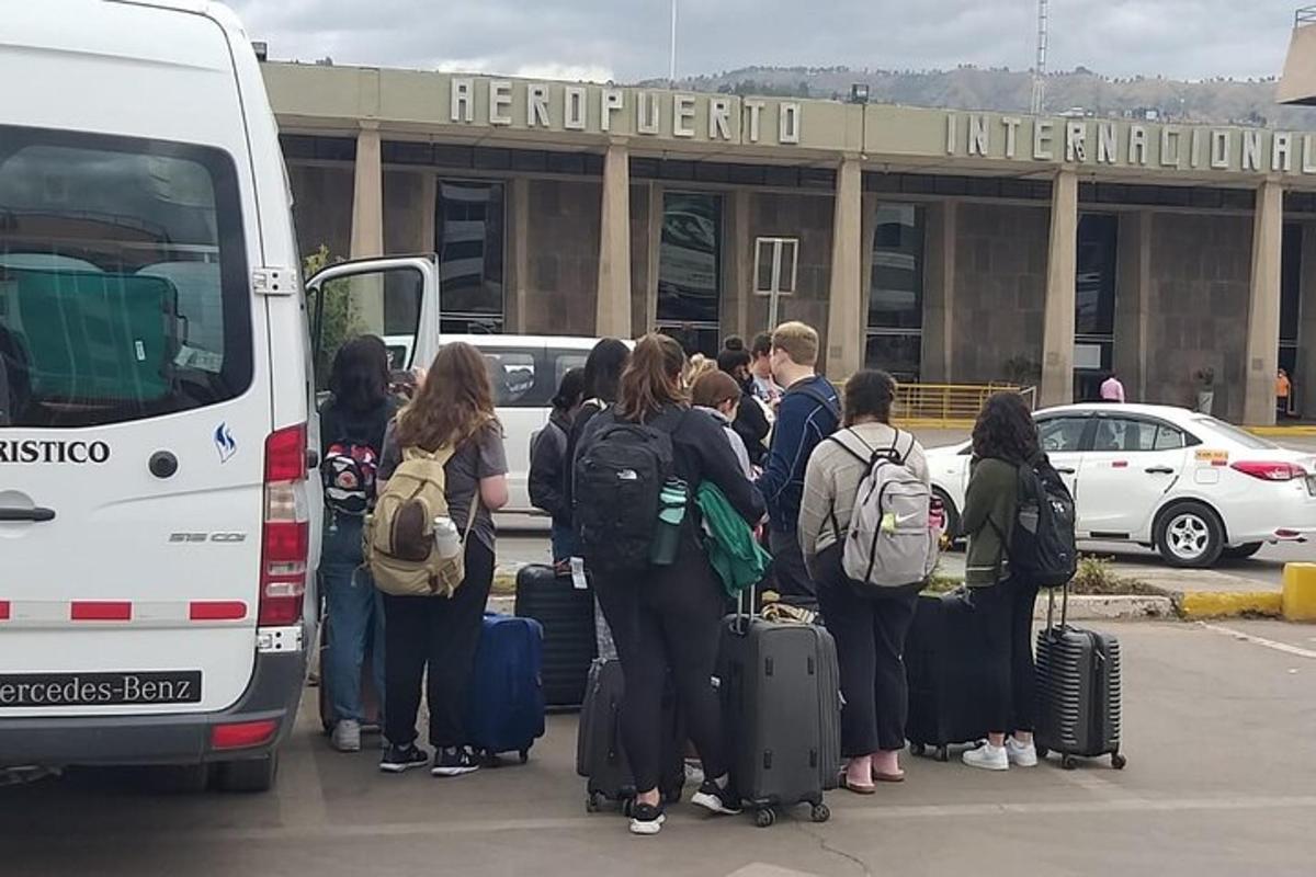 група людей, які чекають, щоб сісти в автобус