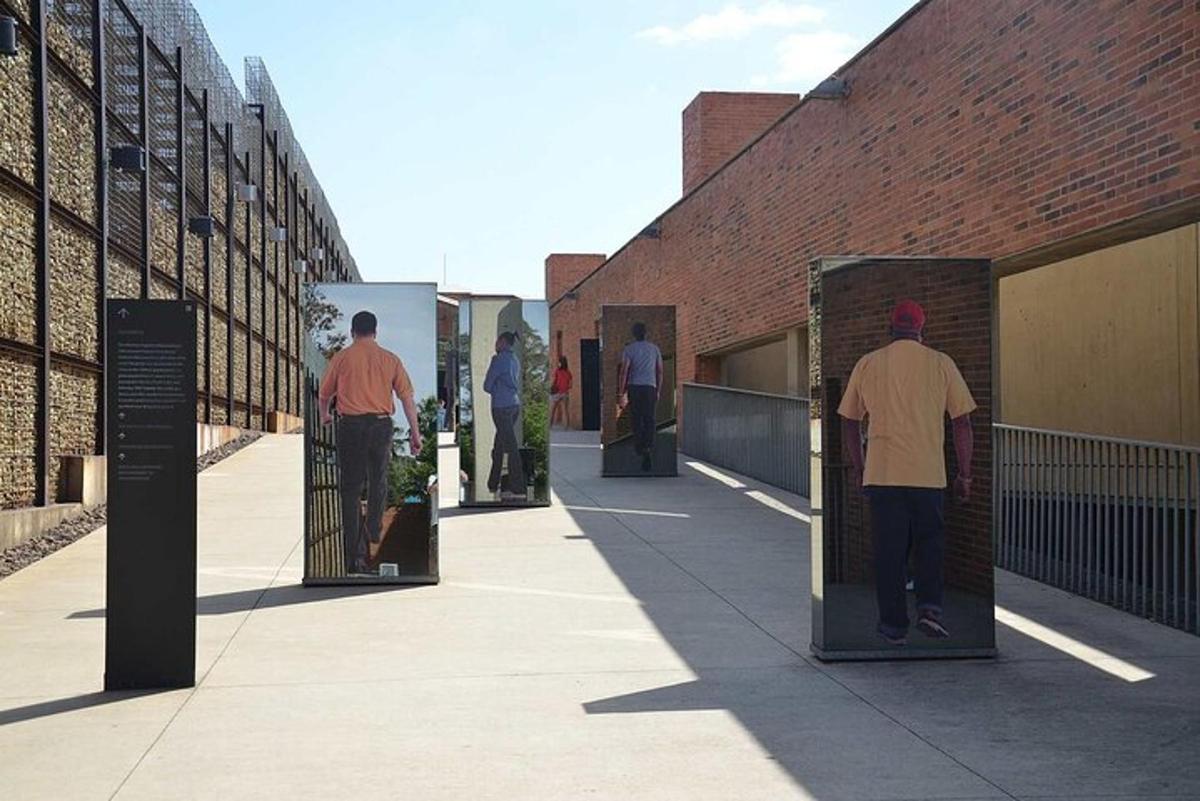 Un grupo de personas caminando a través de una puerta en un edificio.