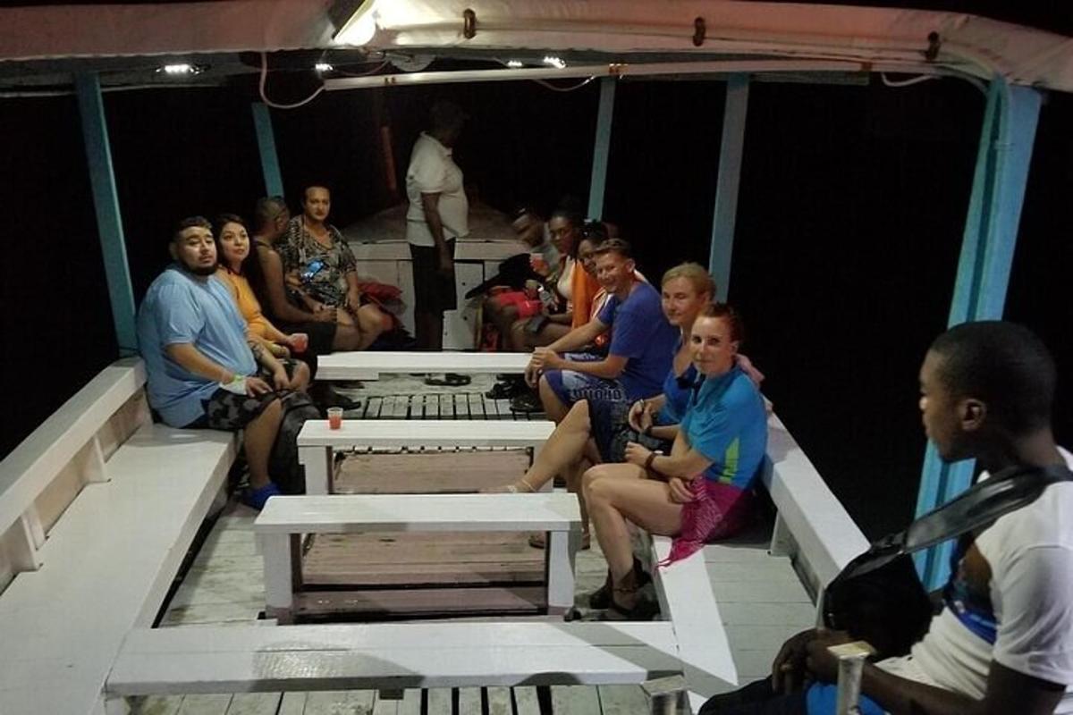 un gruppo di persone sedute sui gradini di un palco