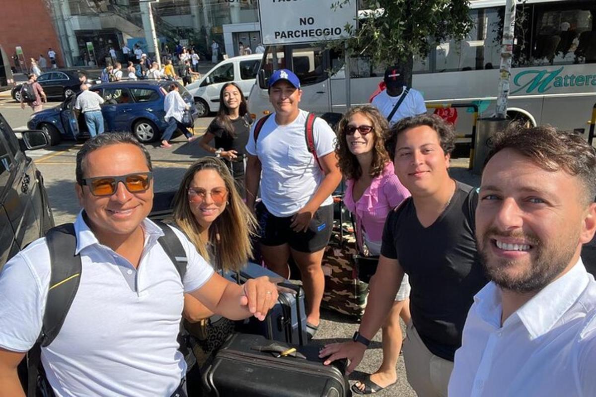 skupina lidí pózujících pro fotografii