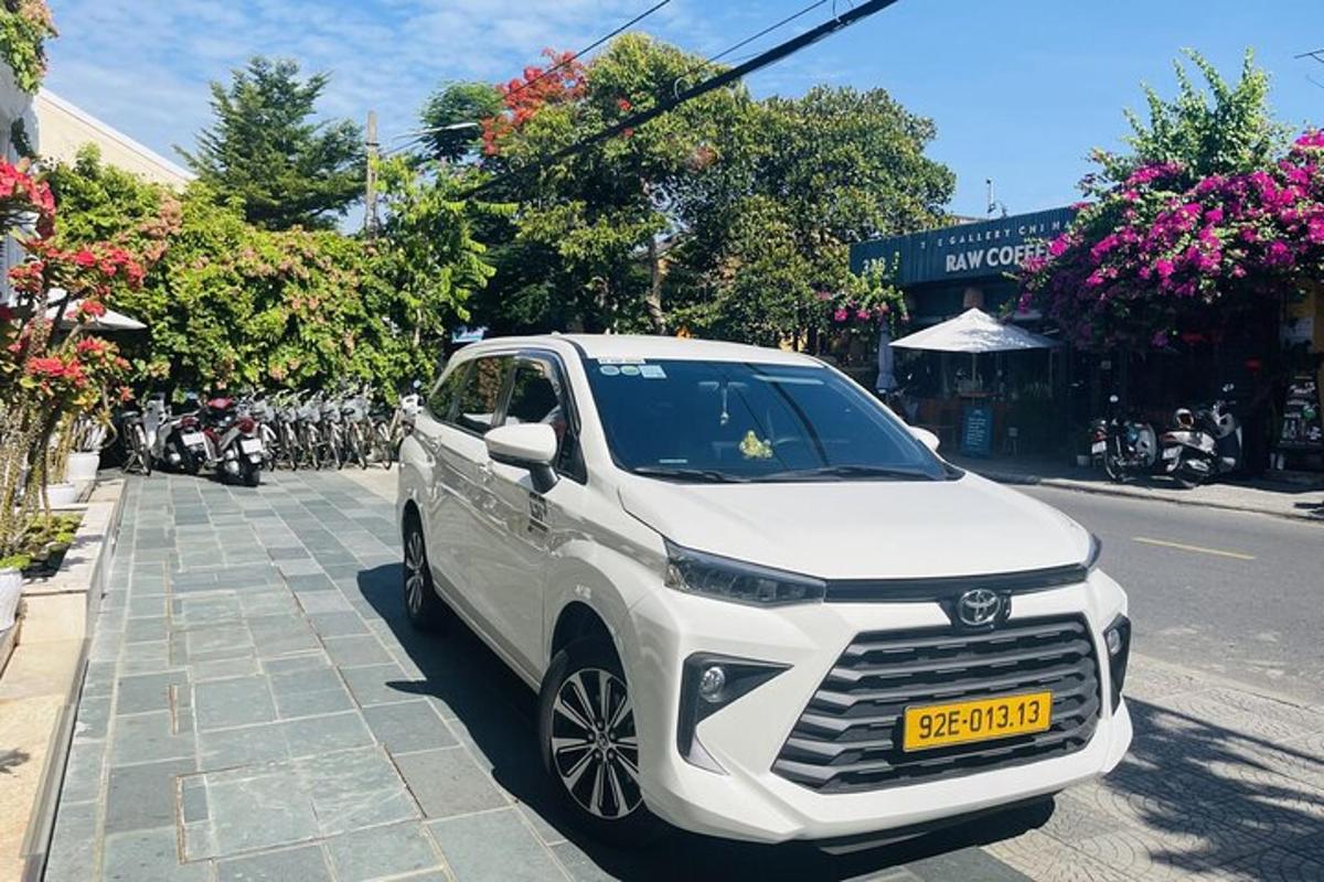 um carro branco estacionado na beira de uma rua