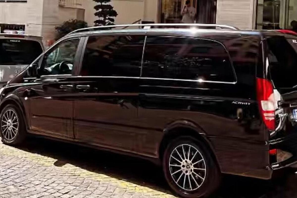 Crni kombi je parkiran na ulici