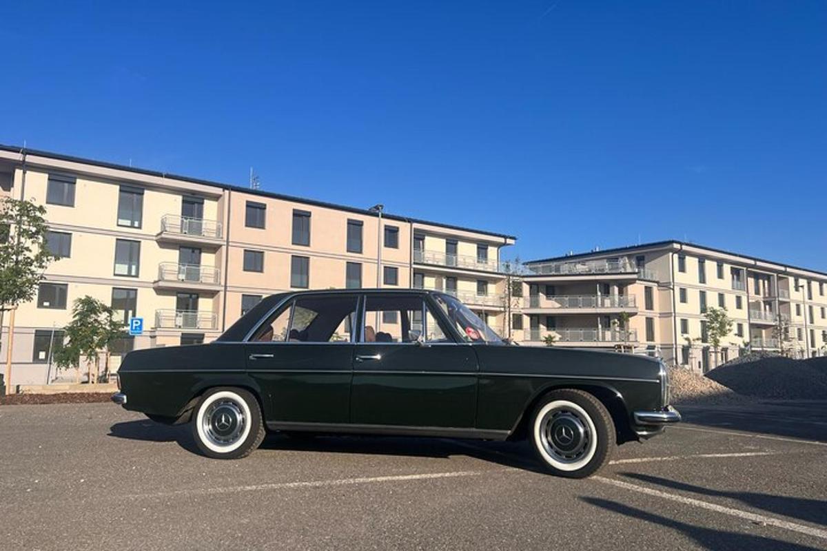 en svart bil parkert på en parkeringsplass