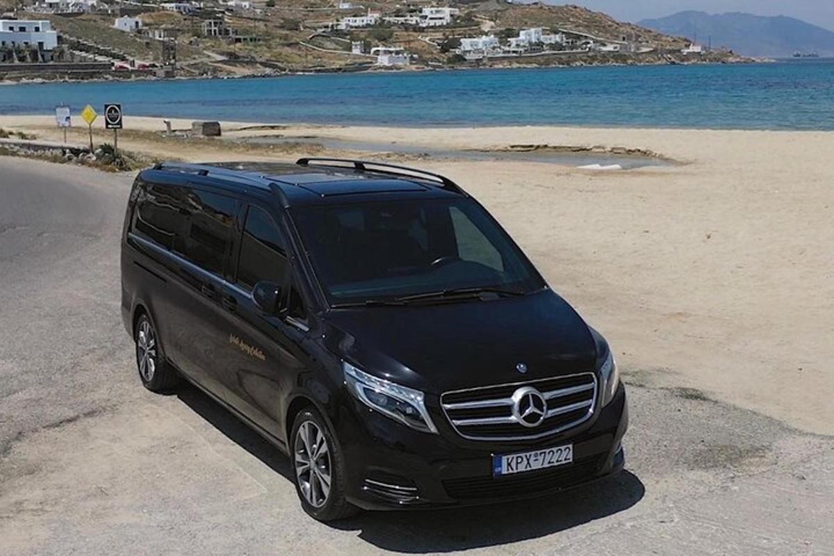sebuah lori mercedes benz hitam diletakkan di sebuah pantai