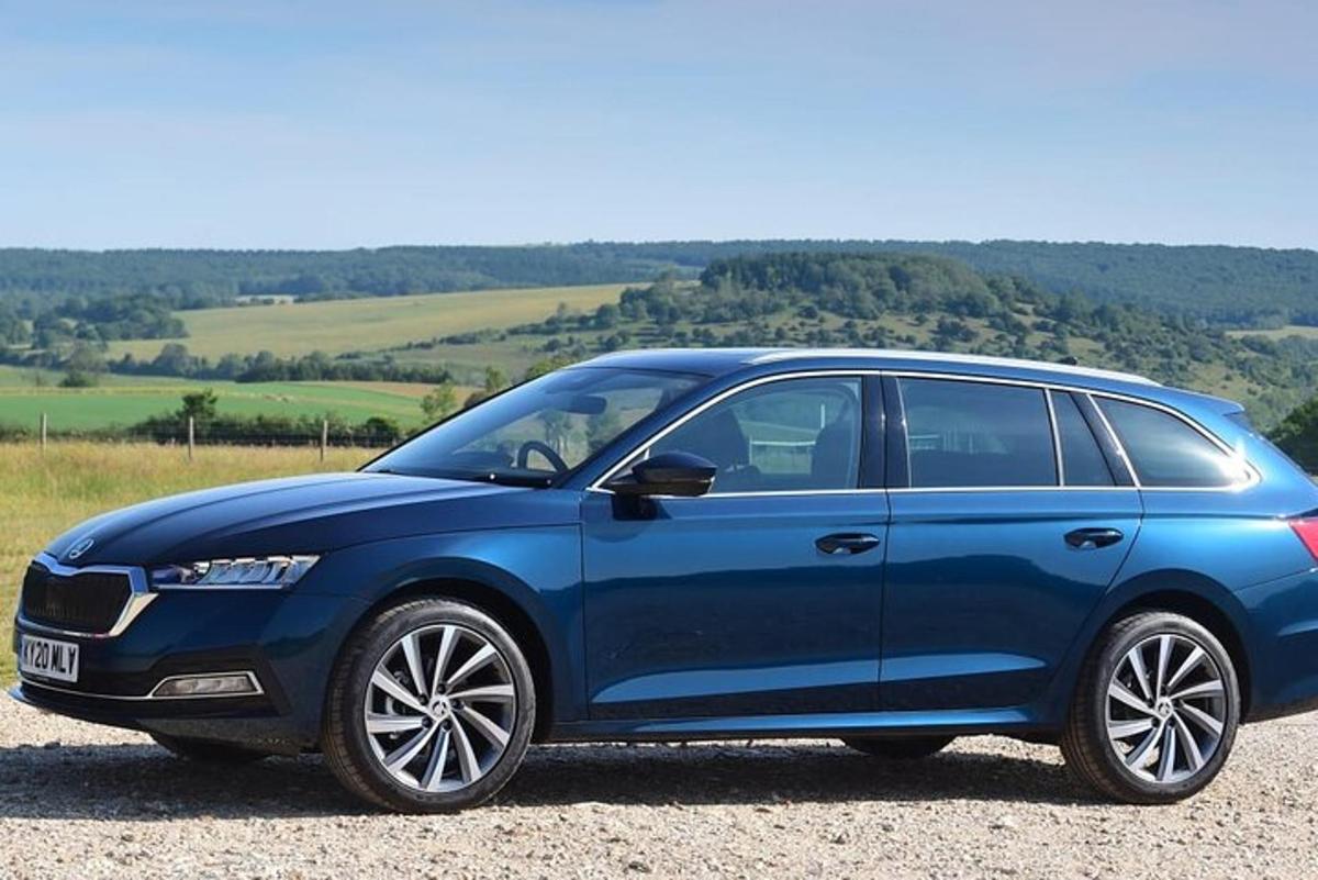 um carro azul estacionado em uma estrada de cascalho