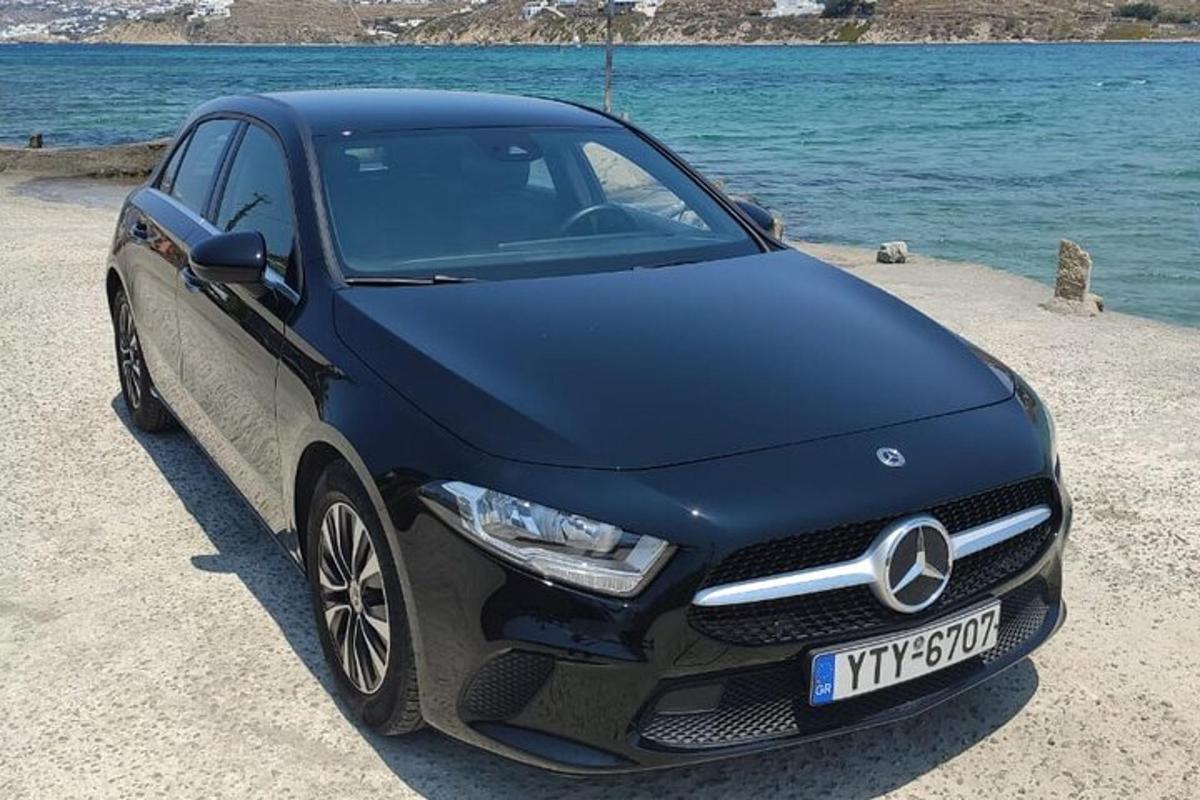 sebuah kereta mercedes benz berwarna biru diletakkan di tepi pantai