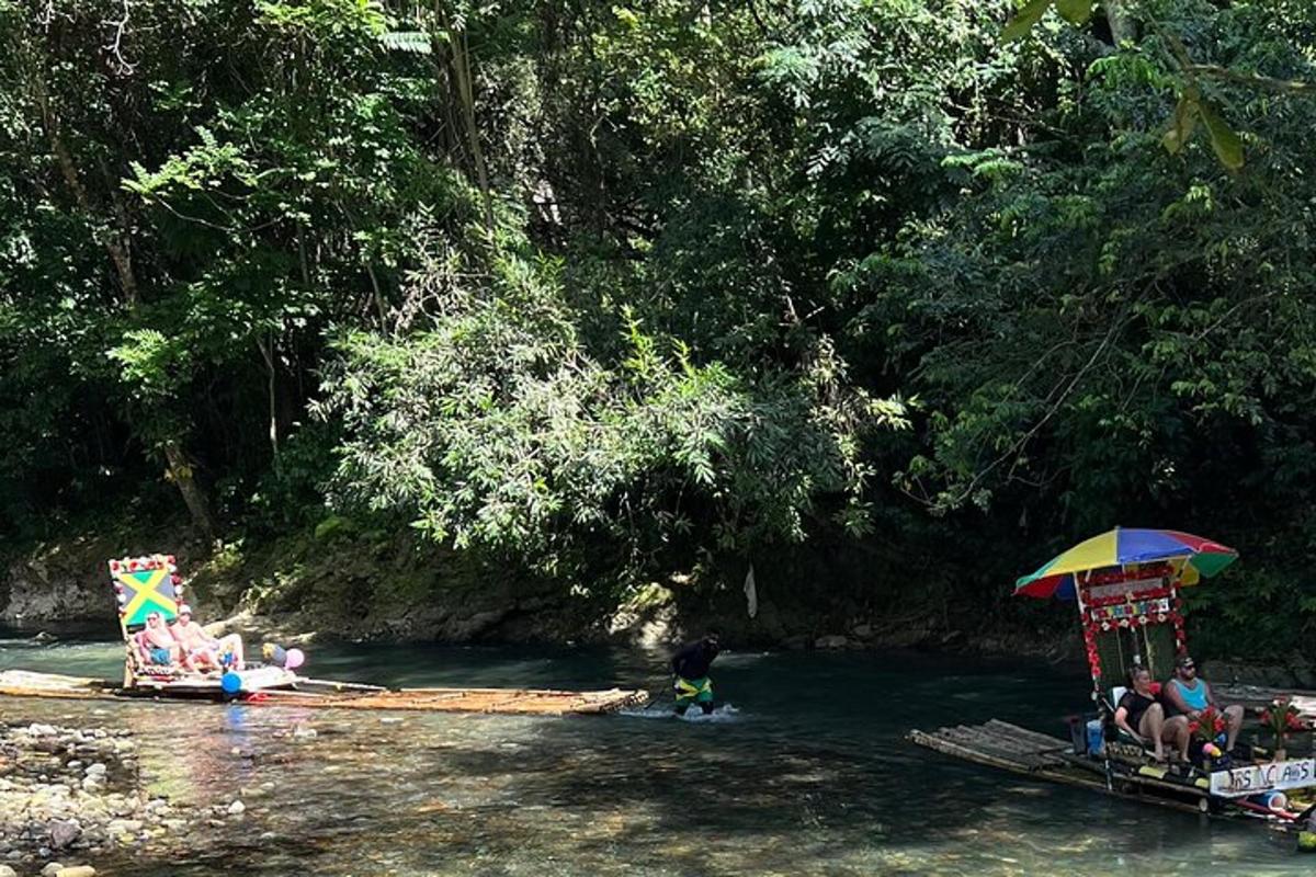un gruppo di persone sedute su una zattera in un fiume