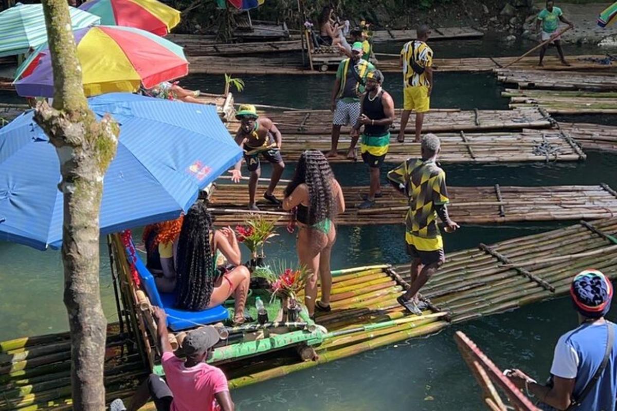 un gruppo di persone su una zattera in acqua