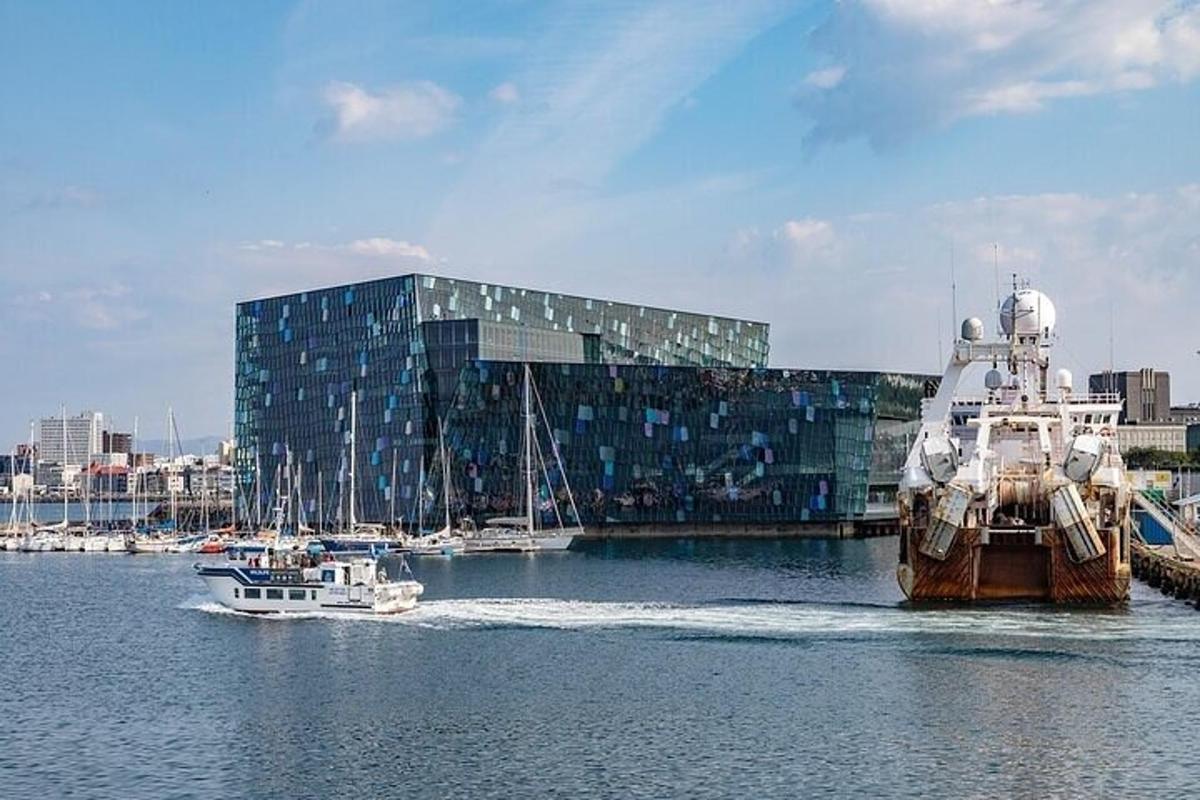una grande barca in acqua accanto a un edificio