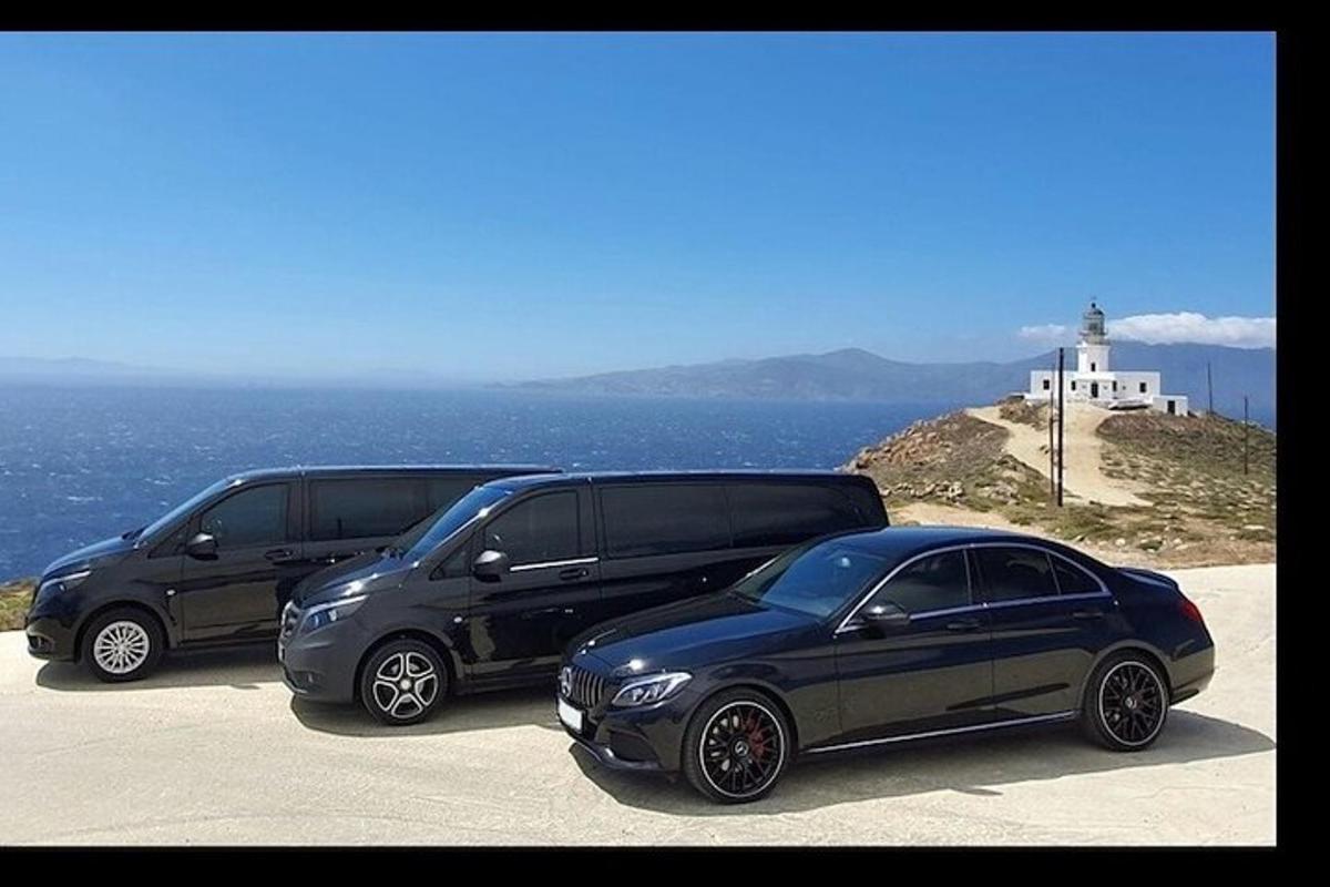 due auto parcheggiate una accanto all'altra davanti a un faro