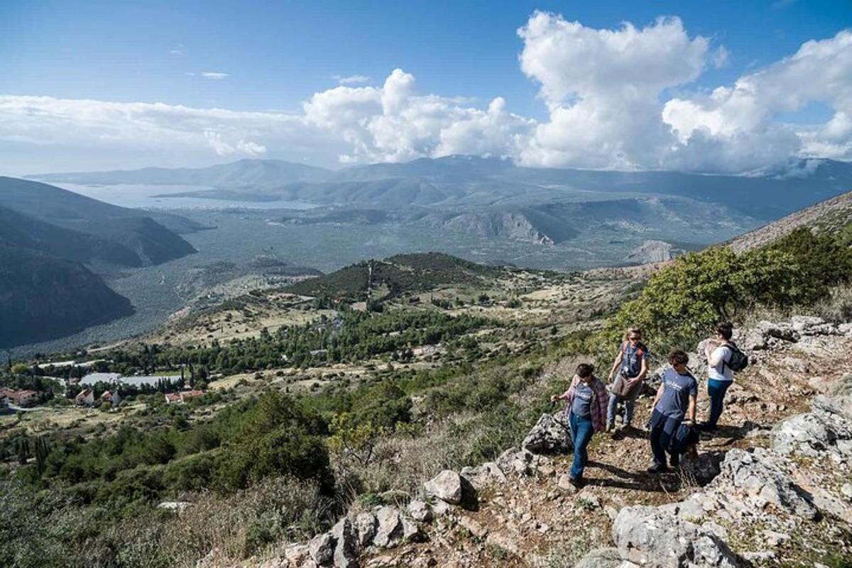 um grupo de pessoas em pé no topo de uma montanha