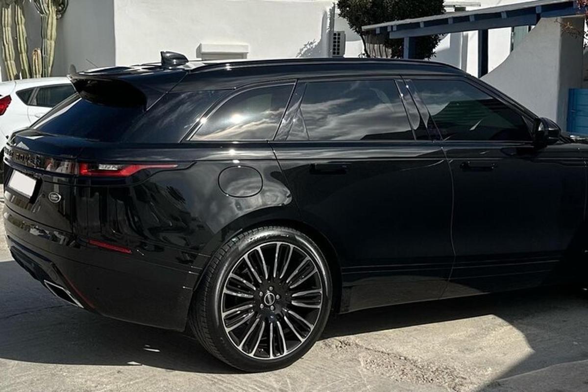 un'auto nera è parcheggiata in un parcheggio